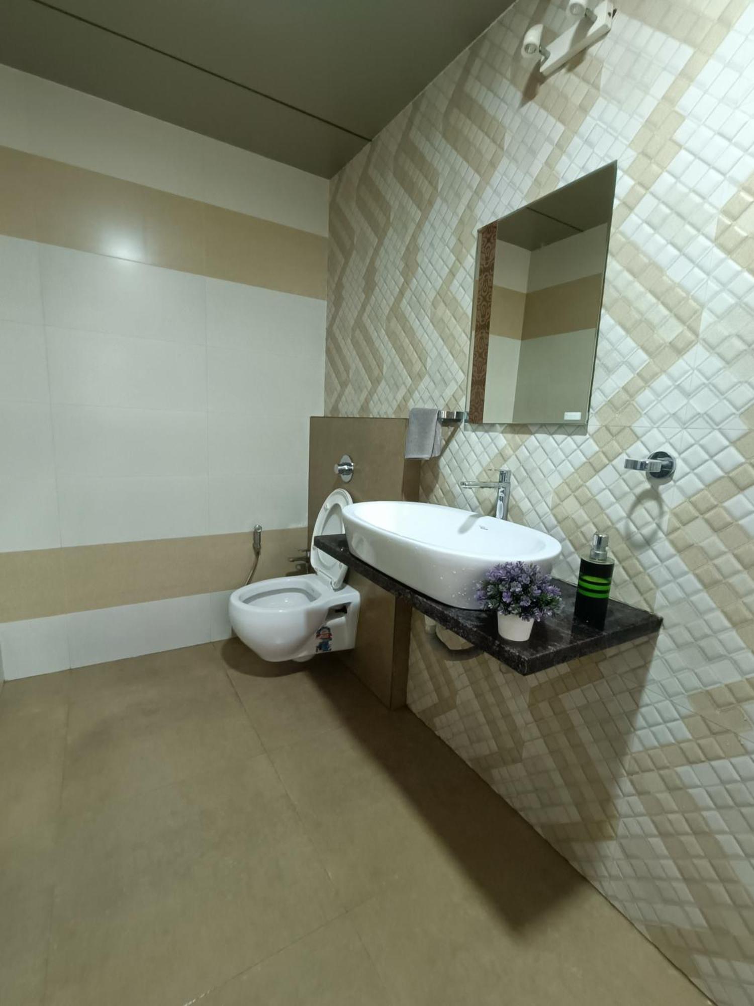 Rain Mist 4Bhk Luxury Villa With Private Pool โลนาวาลา ภายนอก รูปภาพ